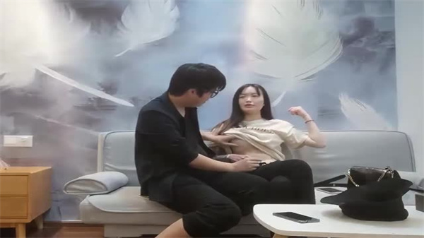 激情横扫纹身兼职小妹的诱惑啪啪夜